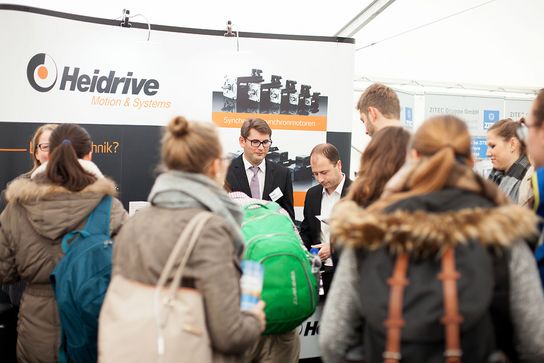 Personal der Firma Heidrive und Studenten auf dem Messestand der Connecta an der OTH Regensburg. Heidrive staff and students at the Connecta trade fair stand at OTH Regensburg.